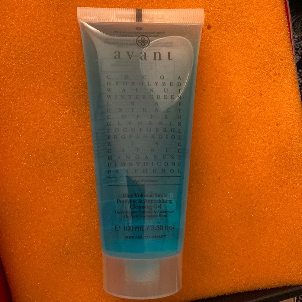 BLUE VOLCANIC STONE PURIFYING & ANTIOXIDISING CLEANSING GEL